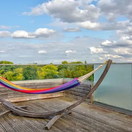 Riverfront: 2 Bed In London - Parking