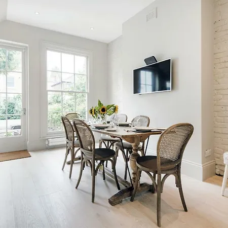 Chic Wandsworth With Patio By Underthedoormat Holiday home