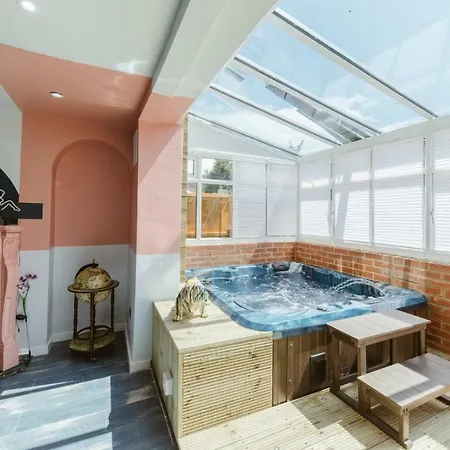 River House With Hot Tub * London