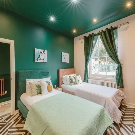 River House With Hot Tub Apartment London