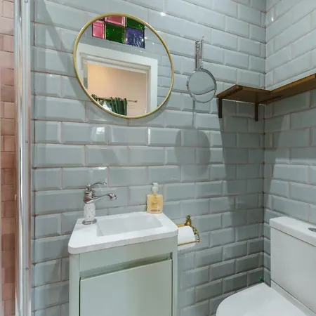 Apartment River House With Hot Tub London