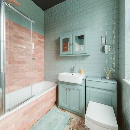 Apartment River House With Hot Tub London