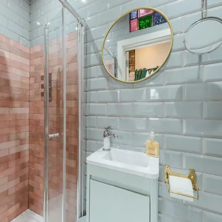 Apartment River House With Hot Tub London