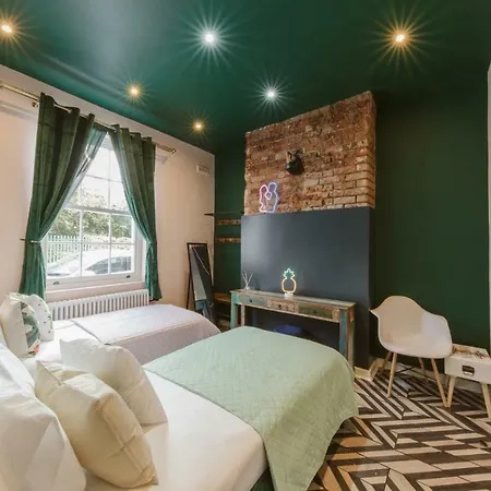 River House With Hot Tub London