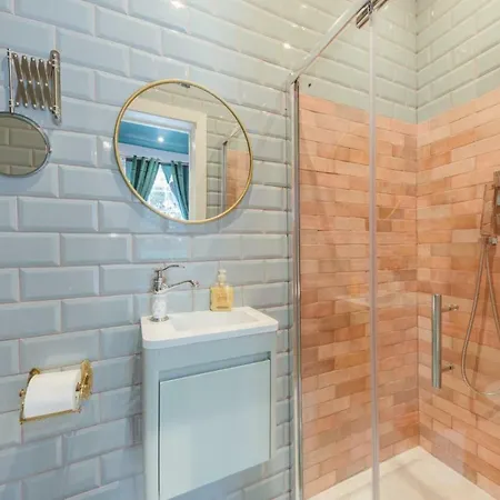 River House With Hot Tub London