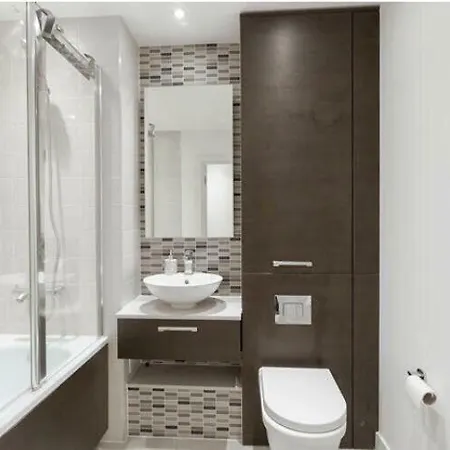 Homestay With Private Bathroom In A Modern Two Bedroom Two Bathroom Flat *