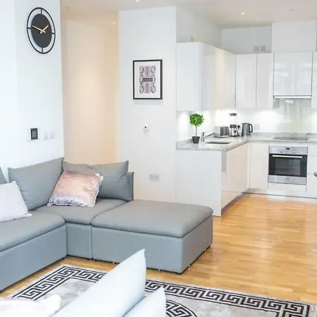 Appartamento Top Floor Luxury And Spacious 2 Bedroom In Stratford *