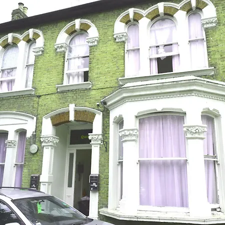 Hotel Queens Drive At Finsbury Park 3*