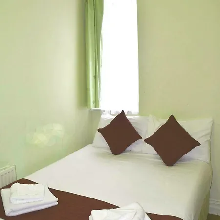 Queens Drive At Finsbury Park Hotel London