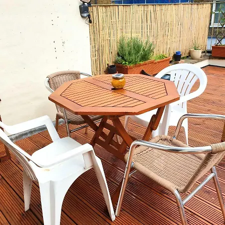 Homestay In Queen's Park *