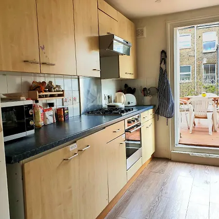 Homestay In Queen's Park *