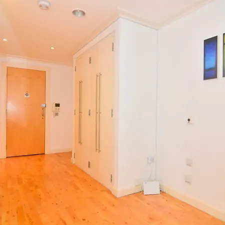 Canary Wharf - Corporate Riverside Apartments *