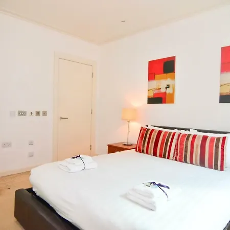 Canary Wharf - Corporate Riverside Apartments * London