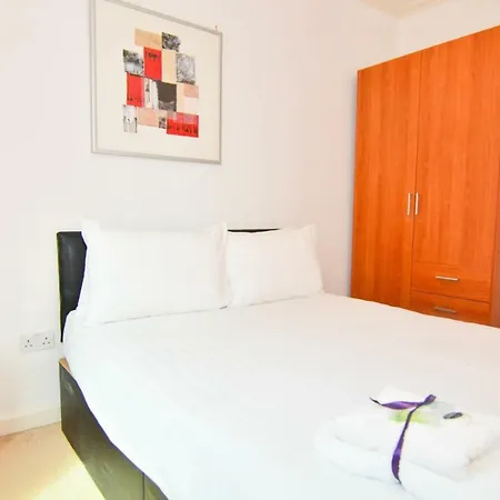 Canary Wharf - Corporate Riverside Apartments London