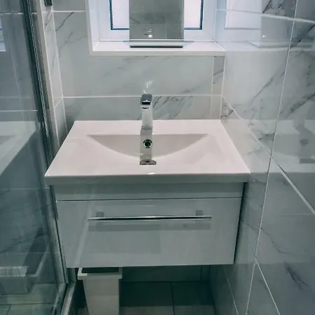 Apartment Quality Stay,2 Bed Near The Centre, 2min Walk From Metro Station London