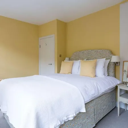 Cadogan Street Apartment