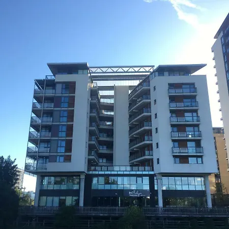 Beautiful, Secure, 2-bedroom Canal-side Daire