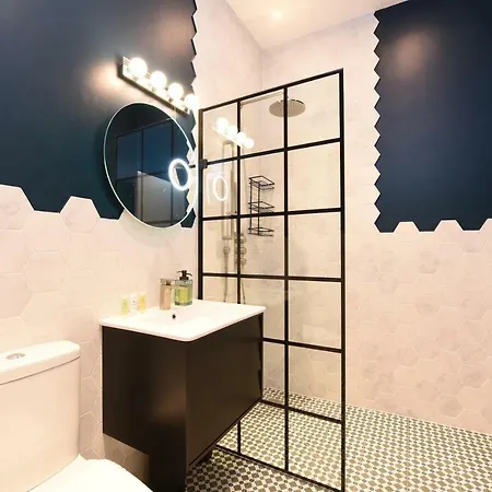 Stylish!! Spacious 2 & 3 Deluxe Near Victoria Station