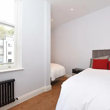 Stylish!! Spacious 2 & 3 Deluxe Near Victoria Station Apartment *