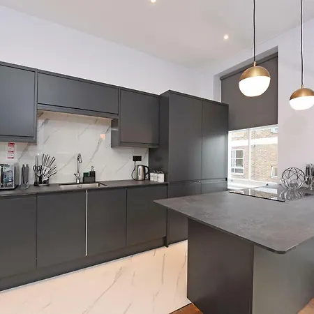 Stylish!! Spacious 2 & 3 Deluxe Near Victoria Station * London