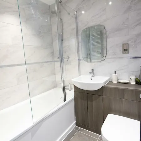 Holden Court - 6 *