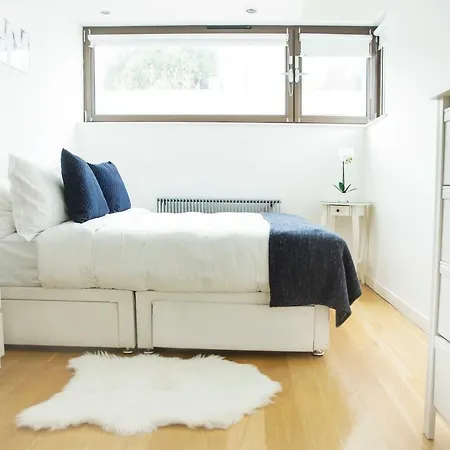 Holiday home The Holborn Lights - Modern 3Bdr Home With Rooftop Terrace & Garage *