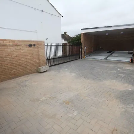 Holden Court - 3 West Drayton (Middlesex)