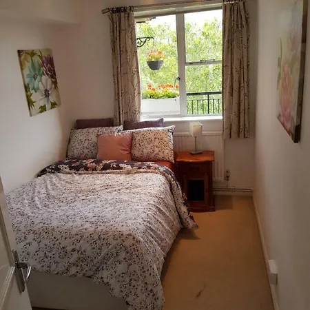 24 Clifton Gardens Pond Field House *