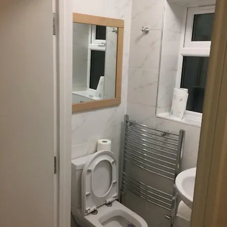 Bourne Court Apartment *