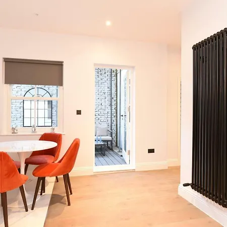 Stylish!! Spacious 2 & 3 Deluxe Near Victoria Station Apartment London