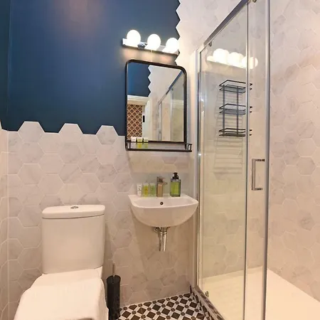 Stylish!! Spacious 2 & 3 Deluxe Near Victoria Station * London