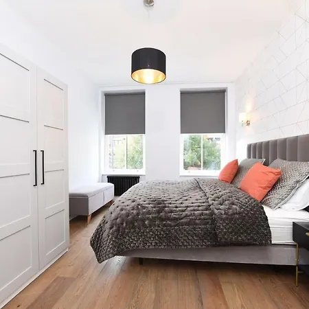 Stylish!! Spacious 2 & 3 Deluxe Near Victoria Station Apartment *