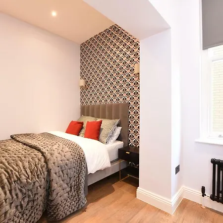 Stylish!! Spacious 2 & 3 Deluxe Near Victoria Station London