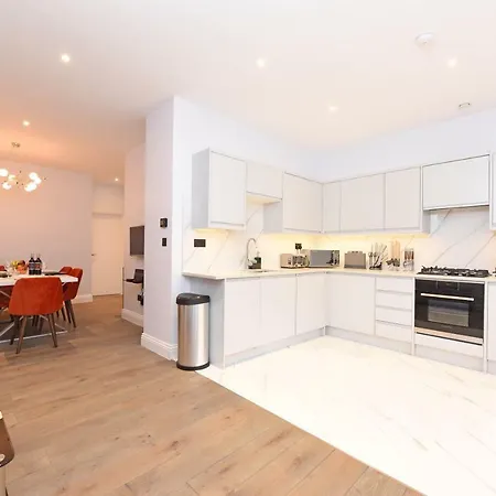 Stylish!! Spacious 2 & 3 Deluxe Near Victoria Station * London
