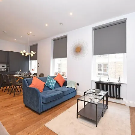 Stylish!! Spacious 2 & 3 Deluxe Near Victoria Station *