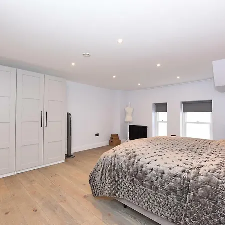 Stylish!! Spacious 2 & 3 Deluxe Near Victoria Station * London