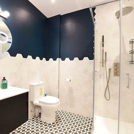 Stylish!! Spacious 2 & 3 Deluxe Near Victoria Station *
