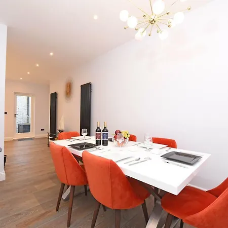 Stylish!! Spacious 2 & 3 Deluxe Near Victoria Station Apartment