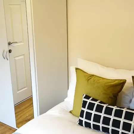 Heathrow Ensuite Rooms- Auto Check In 民宿 *