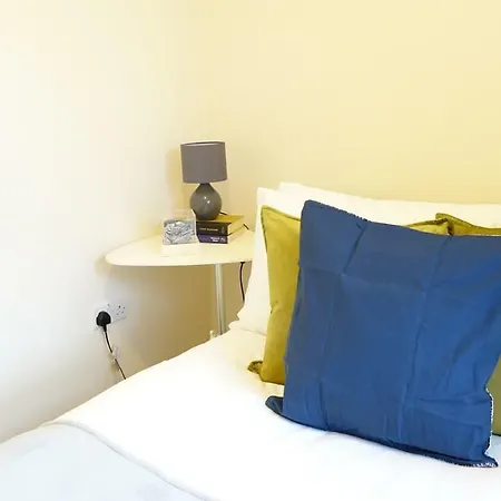 Heathrow Ensuite Rooms- Auto Check In 民宿 *