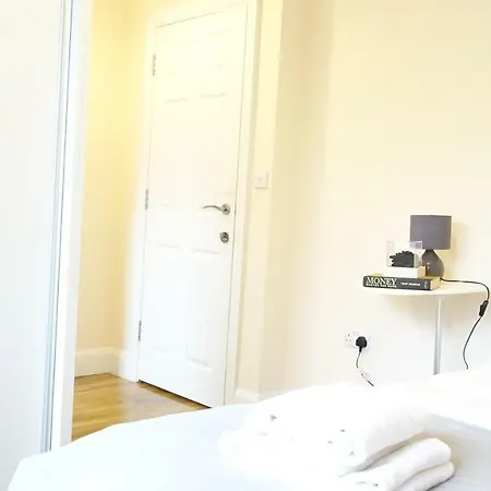 Heathrow Ensuite Rooms- Auto Check In * 斯坦维尔