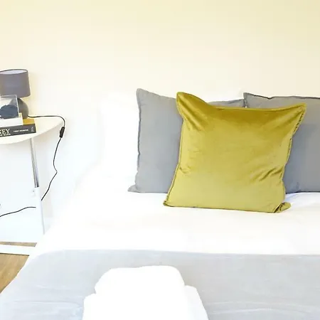 Heathrow Ensuite Rooms- Auto Check In * 斯坦维尔