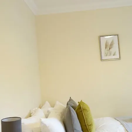 Heathrow Ensuite Rooms- Auto Check In 斯坦维尔