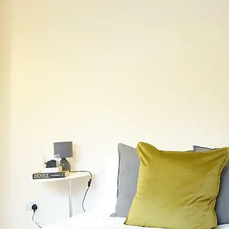Heathrow Ensuite Rooms- Auto Check In 民宿 *