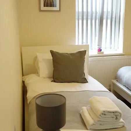 Heathrow Ensuite Rooms- Auto Check In *