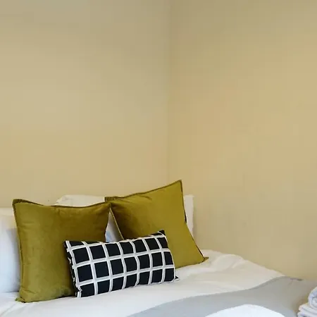 Heathrow Ensuite Rooms- Auto Check In 斯坦维尔