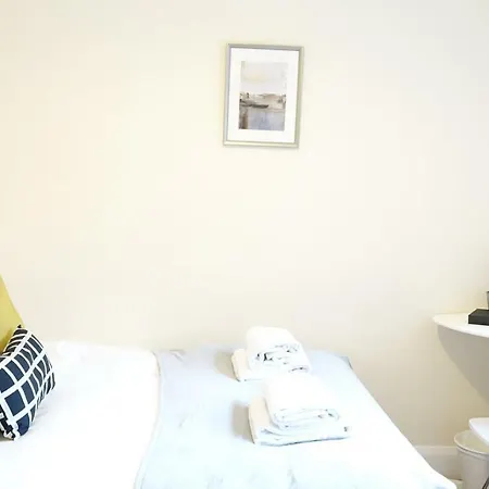 Heathrow Ensuite Rooms- Auto Check In 斯坦维尔
