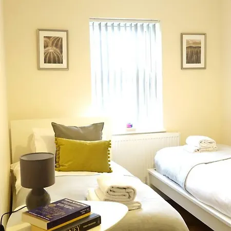 Heathrow Ensuite Rooms- Auto Check In 民宿 *