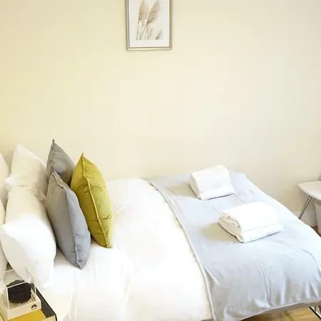 Heathrow Ensuite Rooms- Auto Check In 民宿 *