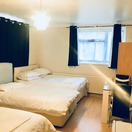Guest house For 6 People London